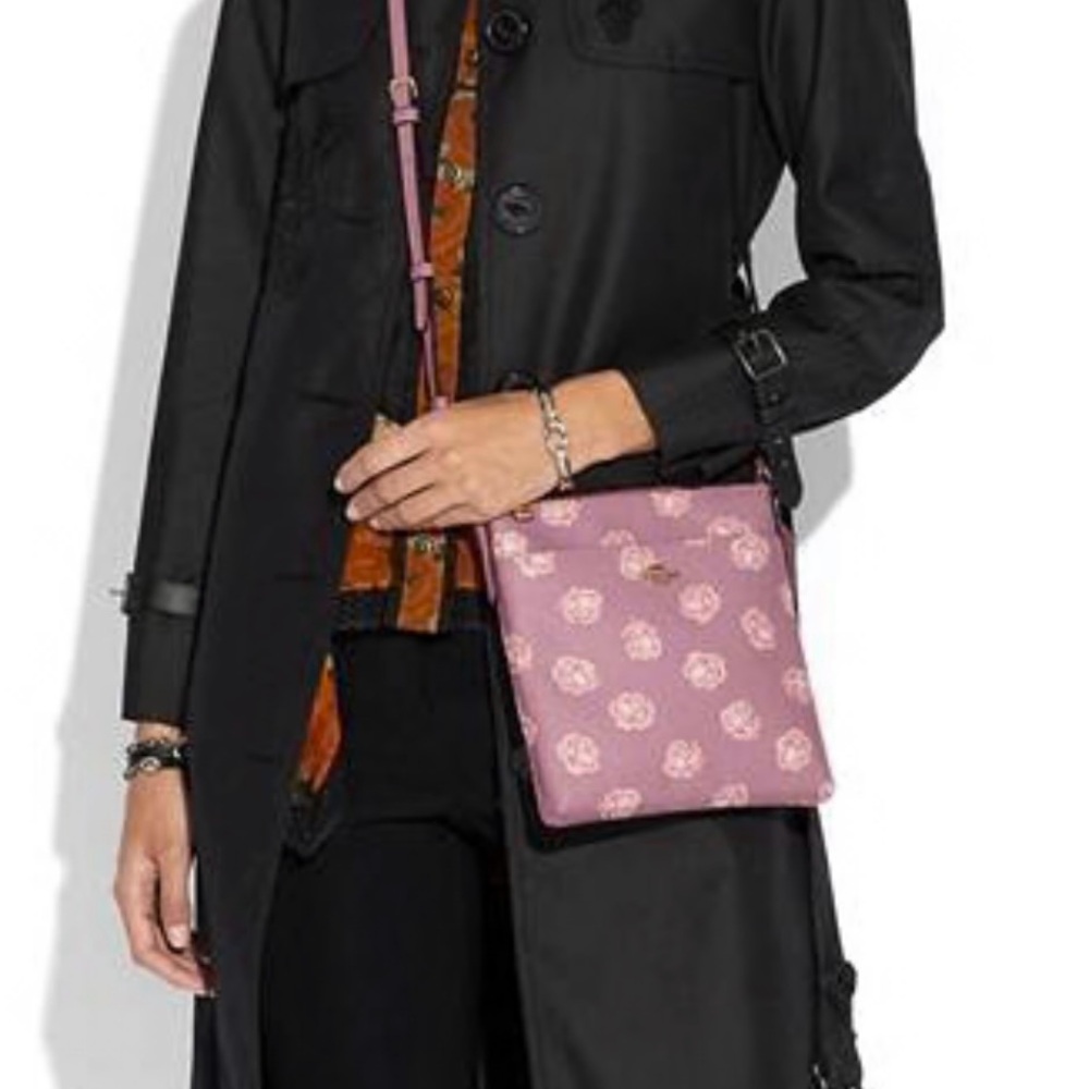 Like new!! Coach

ROSE PRINT MESSENGER CROSSBODY
